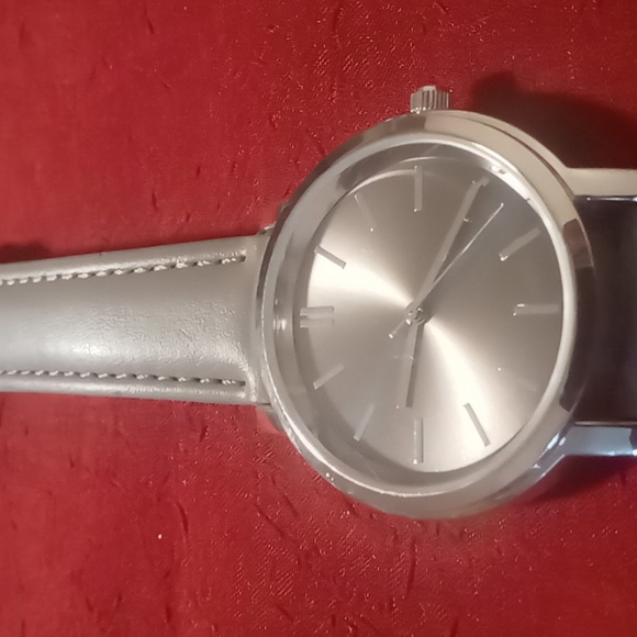 Gray faced sleek silver stainless steel back watch keeps perfect time - Picture 3 of 4